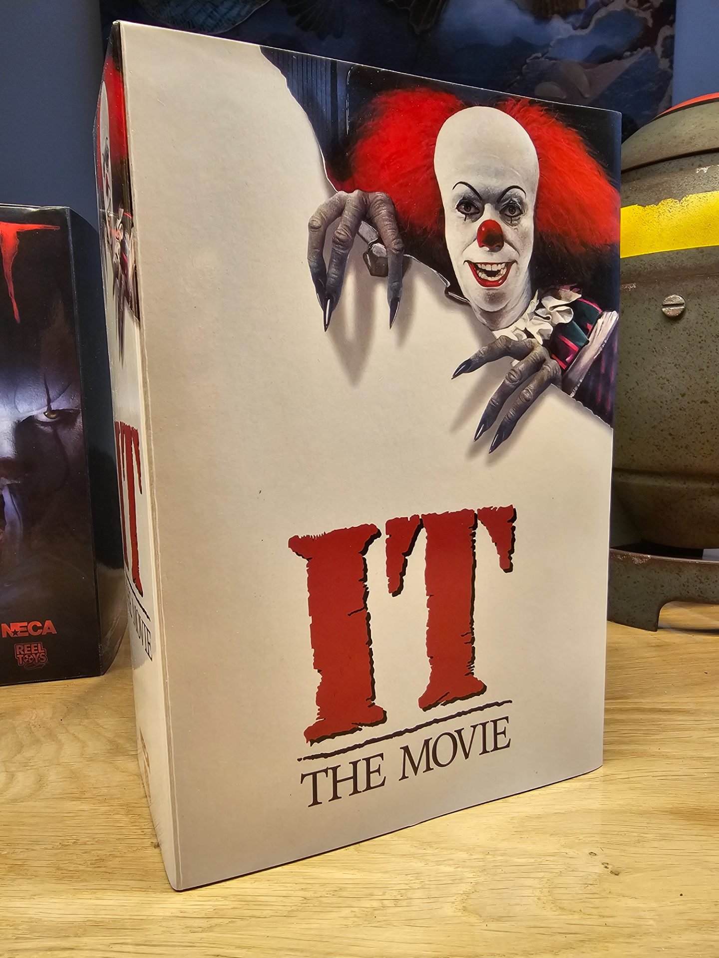 NECA Ultimate Pennywise (1990 Miniserie) - 7″ Actionfigur