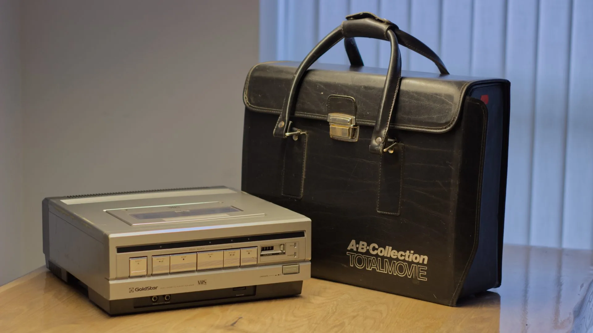 Sjælden "Totalmovie" VHS-udlejningsmaskine (Goldstar VCP-4000P) - inkl. original lædertaske